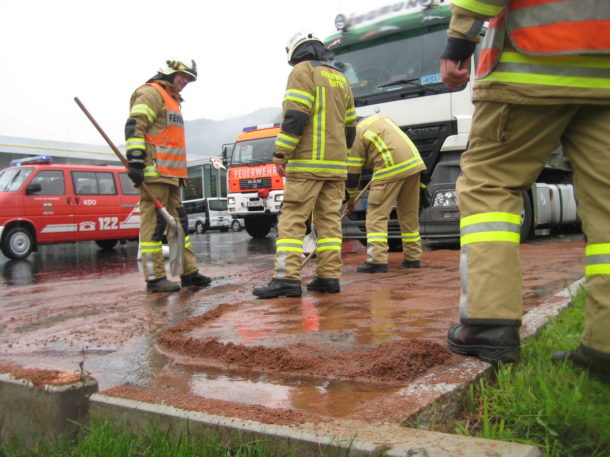 Einsatzkräfte der Feuerwehr Reutte beim binden der Ölspur