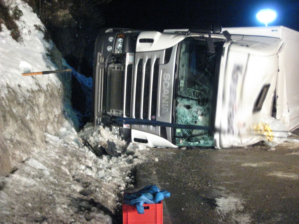 LKW liegt auf der Seite