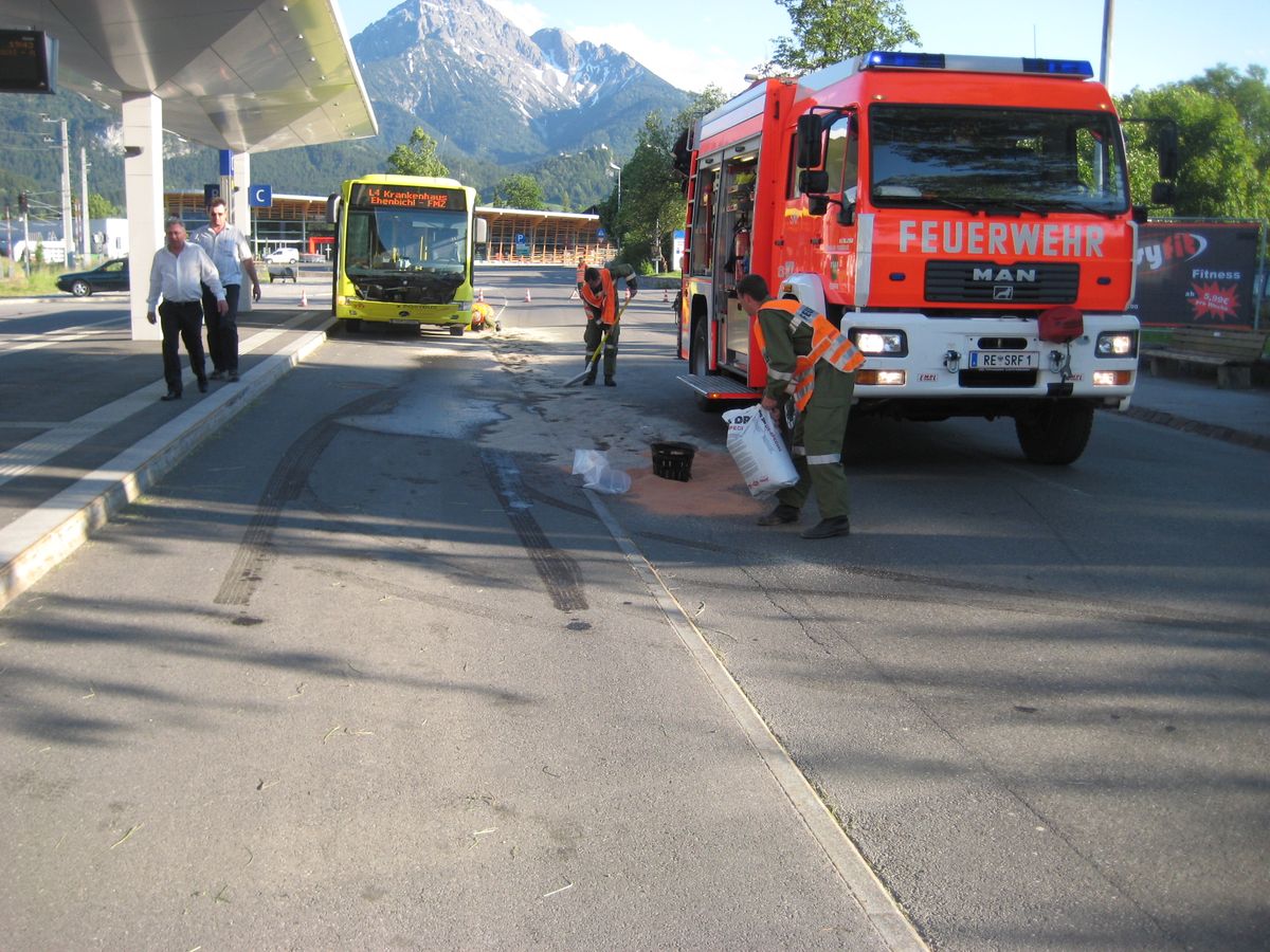 Feuerwehrmitglieder binden die Dieselspur