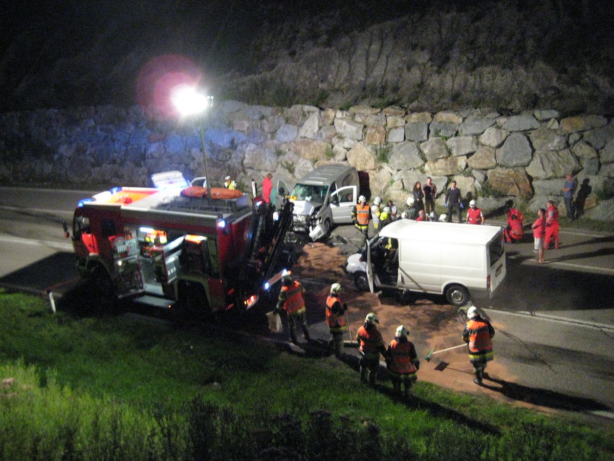 Zwei Kleintransporter und das SRF auf der Straße