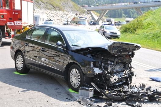 Deformierter PKW auf der Straße