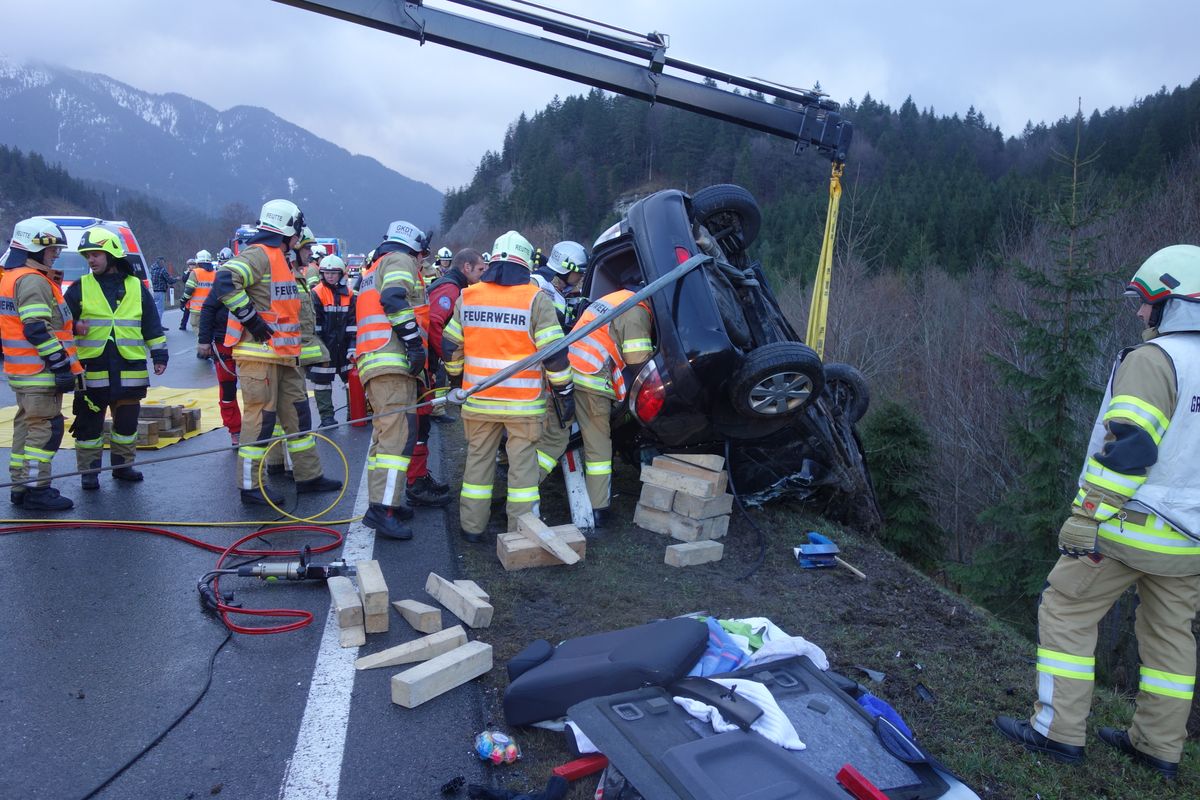 Auto das durch den SRF Kran gesichert wird