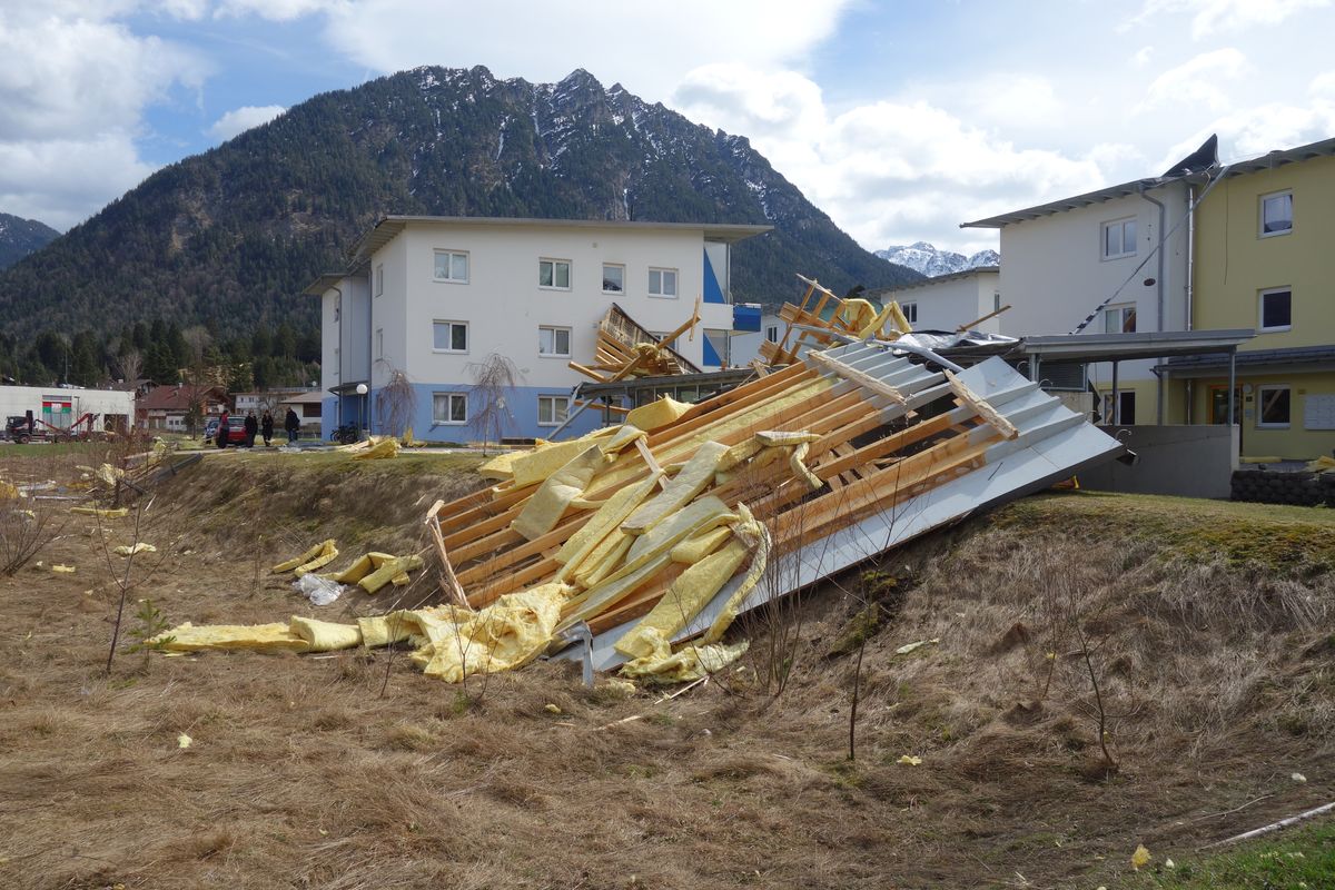 Abgetragenes Dach das aufgrund des Orkanwindes auf einem Feld liegt