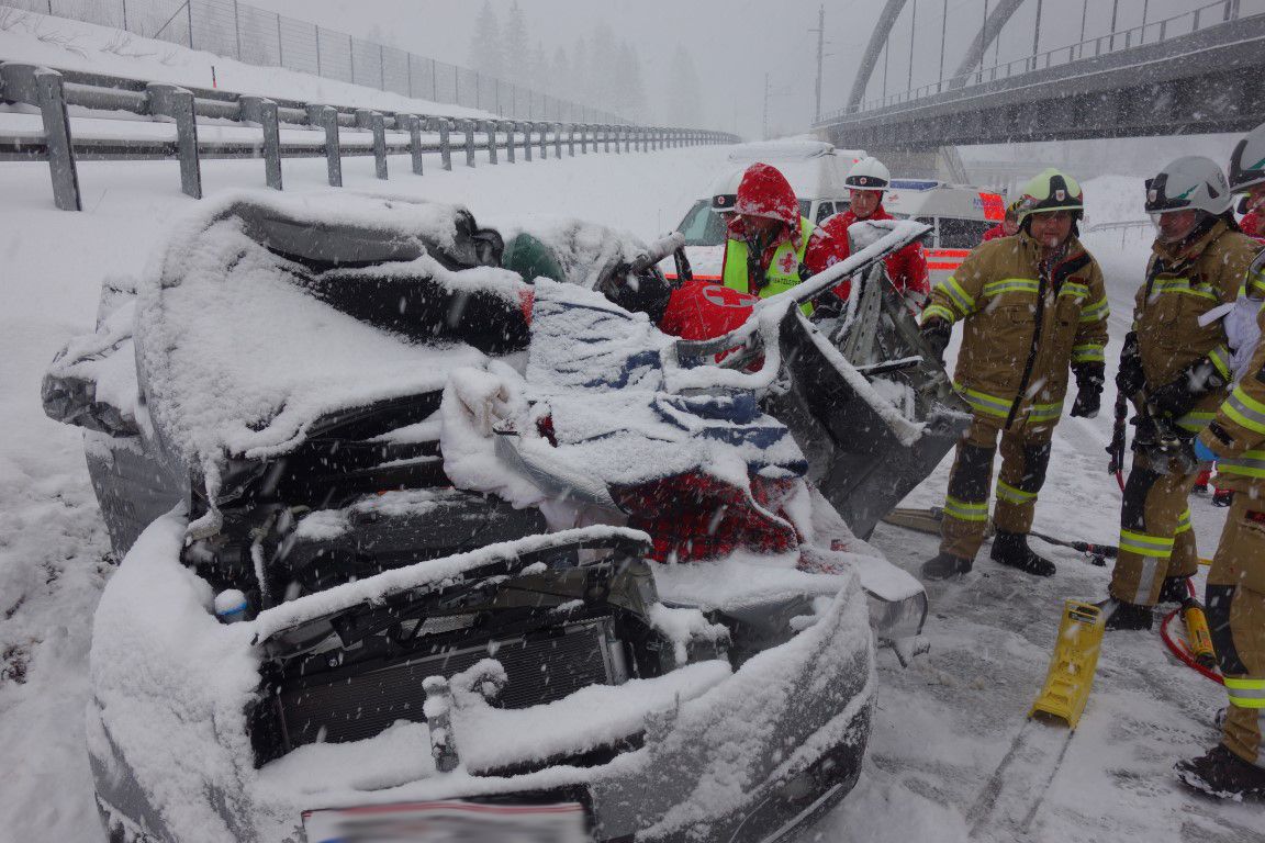 Rettung und Feuerwehr am Bergen der Person aus dem Autowrack