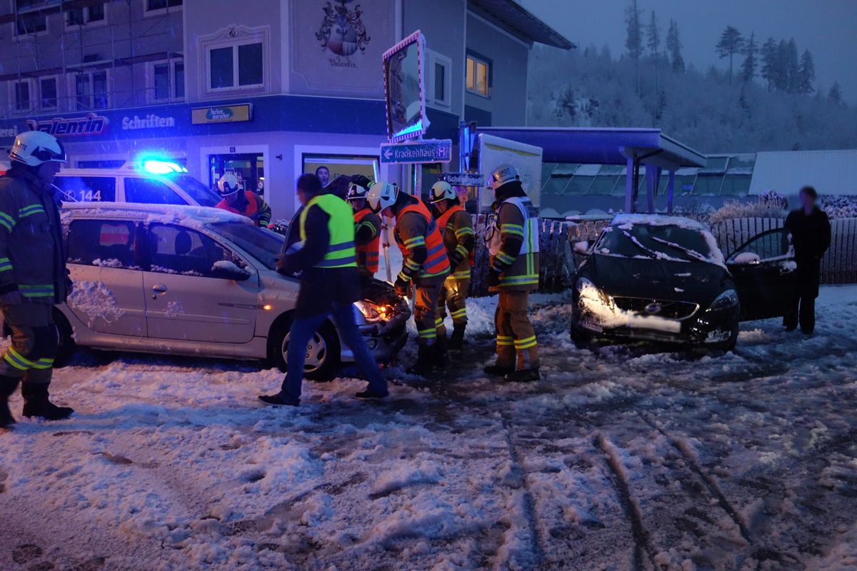 Verunfallte Fahrzeuge auf Scheebahn