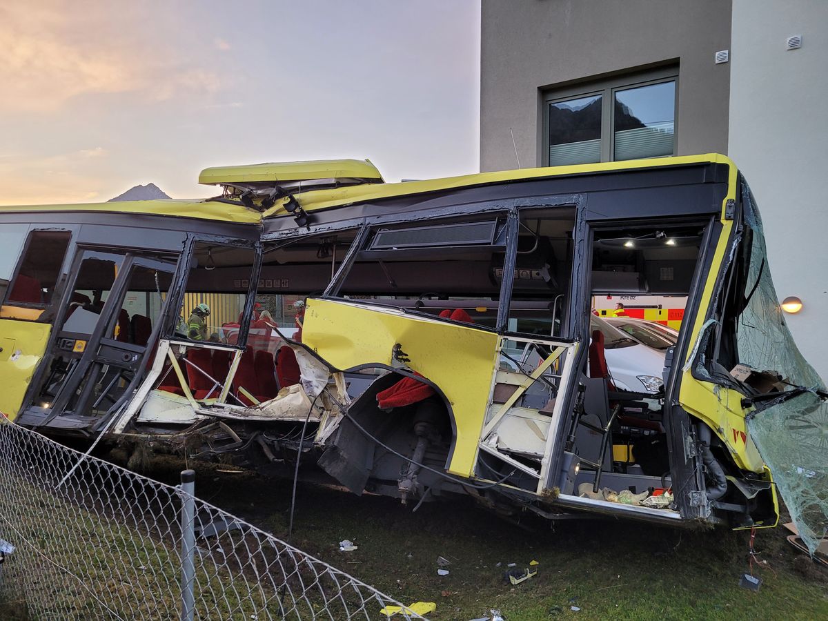 Schülerbus in Pflach von Zug erfasst