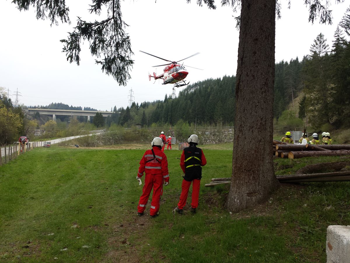 Hubschrauber-Übung mit RK2 und Bezirks-Flugdienst