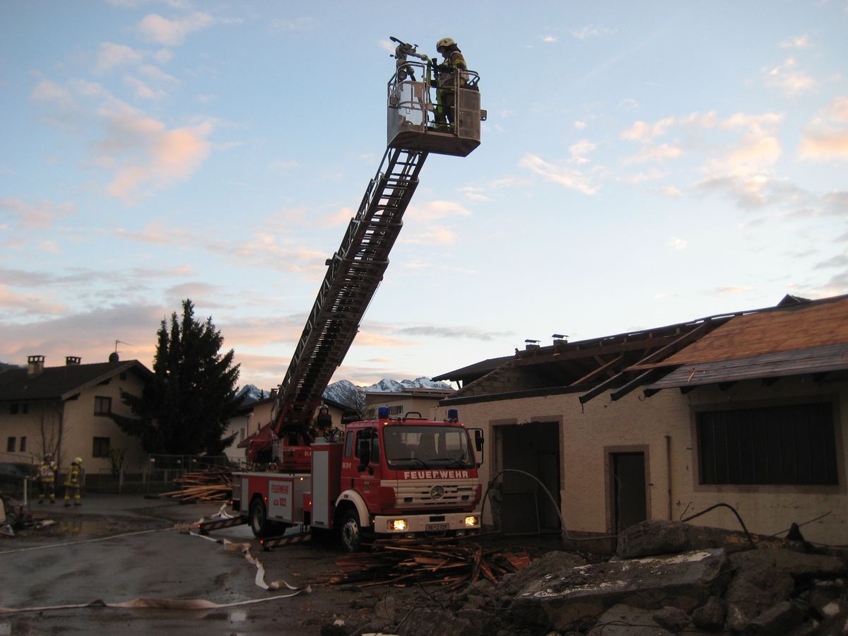 Übung - Garagenbrand, breitet sich auf Dachstuhl aus